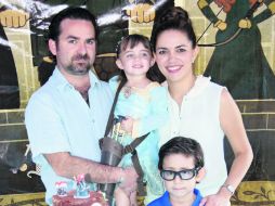 Familia. José Méndez y Elda Carranza con sus hijos, Isabella y Gael.  /