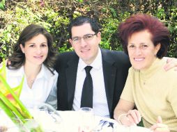 Familia. Miguel Alfaro con su esposa Marisol y su mamá Maga.  /