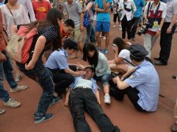 Una mujer policía es atendida después de sufrir las consecuencias de los altercados. AFP /