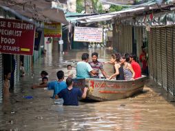 Equipos de rescate evacuan a personas atrapadas en las inundaciones. AFP /
