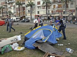 Policías antidisturbios turcos desmontan una tienda de campaña instalada por manifestantes. EFE /