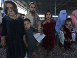 Varios refugiados afganos esperan para abandonar Afganistán, en el centro de identificación. EFE /