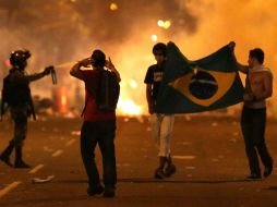 Cada vez se suman más personas a la manifestación en contra de los gastos millonarios en el evento futbolístico más esperado. EFE /