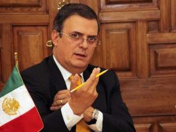 El ex Jefe de Gobierno del DF, Marcelo Ebrard afirma que Pemex tiene una contribución fiscal enorme y que necesita cambios. ARCHIVO /