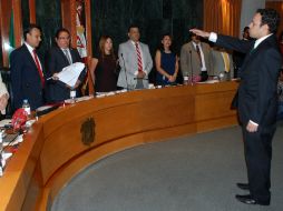 Héctor Hernández González (d) rinde protesta como nuevo titular de la comisión de Ecología. ESPECIAL /