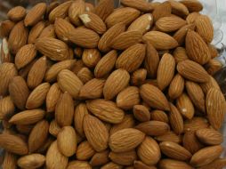 La almendra aporta vitamina E y ejerce un valioso papel antioxidante. ARCHIVO /