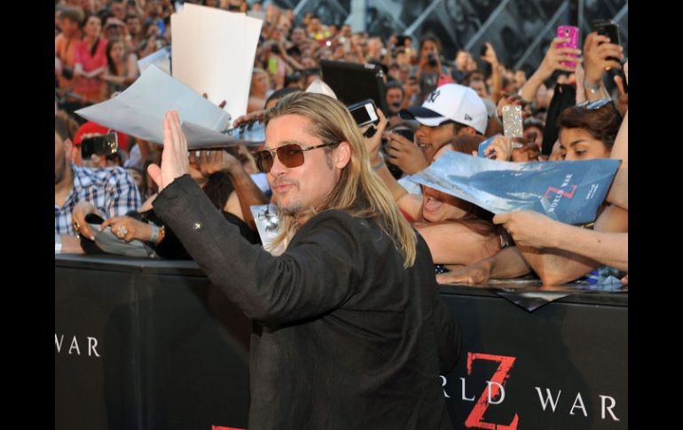 El actor se muestra simpático ante la gran multitud de fanáticas. EFE /