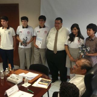 Ayón entrega apoyo para torneo de robótica en Holanda