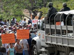Habitantes de Tecpan de Galeana colocan retenes para bloquear la circulación en puntos de la carretera Acapulco-Zihuatanejo. AFP /