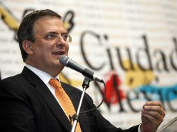 Marcelo Ebrard busca hacer cambiar de opinión a Peña Nieto en torno a la reforma energética. ARCHIVO /