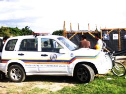 Bomberos estatales y agentes de la Fiscalía acudieron para iniciar con las investigaciones del accidente laboral.  /