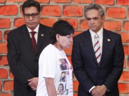 Mancera acompaña a los familiares de las víctimas del fallido operativo a cinco años del suceso. ARCHIVO /