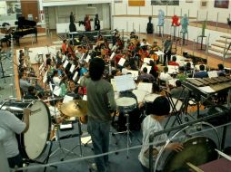 Los alumnos becados realizan arreglos a la música de Gabriel Ruiz. ARCHIVO /