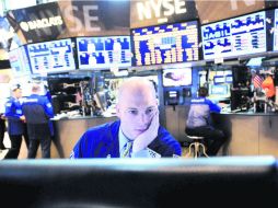 El mercado accionario mexicano fue arrastrado por los índices estadounidenses; el Dow Jones perdió 2.34 por ciento. EFE /