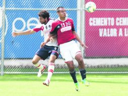 Miguel Sabah pelea un balón con un jugador de Chivas Sub-20 en el partido amistoso disputado ayer en Verde Valle. MEXSPORT /