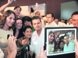 Peña Nieto posa con simpatizantes en la llamada ''Ciudad Blanca''. EFE /