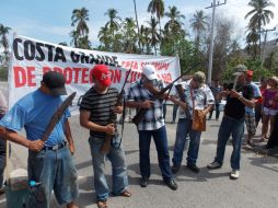 Desde la mañana de ayer jueves, al menos 800 personas mantienen un bloqueo en varias comunidades del municipio de Tecpan. SUN /