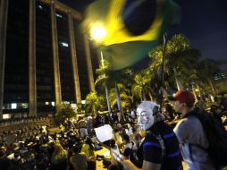 Cientos de personas se congregan de forma pacífica frente a un edificio gubernamental. EFE /