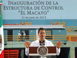 El gobernador de Tabasco, Arturo Núñez y el Presidente de México, Enrique Peña Nieto. ESPECIAL /