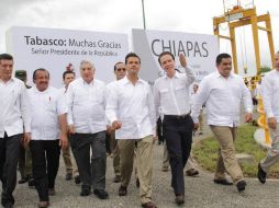 Peña Nieto (c) y los gobernadores de Tabasco, Arturo Núñez (i), y de Chiapas, Manuel Velasco (d) en la inauguración de ''El Macayo''. ESPECIAL /