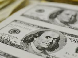 El dólar avanza dos centavos respecto al cierre previo. ARCHIVO /