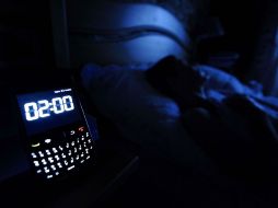 El estudio muestra que reducir la intesidad de luz y alejar el télefono puede disminuir los efectos. ARCHIVO /