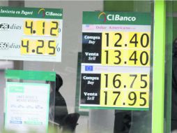 El dólar cerró en 13.40 pesos en su modalidad Fix y en algunos bancos; analistas pronostican que seguirá la volatilidad durante el mes. NTX /