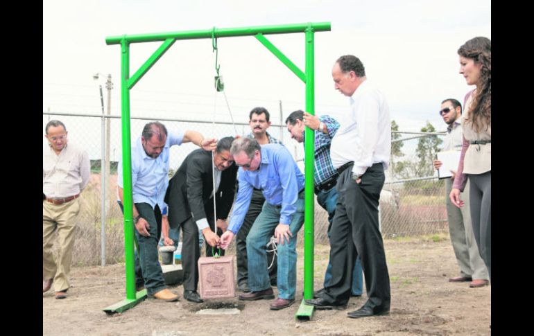 El alcalde Ramiro Hernández, y Adrián Giombini, director corporativo de Caabsa Eagle, dan inicio simbólico a la edificación. EL INFORMADOR /