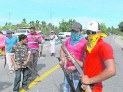 Unos 600 hombres de la policía comunitaria Protección Ciudadana interrumpieron el tránsito por la carretera Acapulco-Zihuatanejo. EFE /