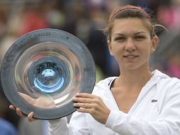 La tenista Simona Halep sostiene el trofeo del torneo Rosmalen. AP /