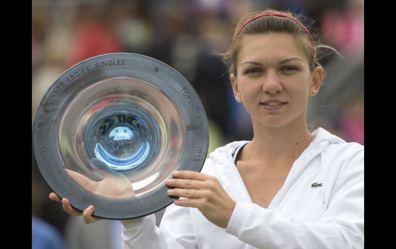 La tenista Simona Halep sostiene el trofeo del torneo Rosmalen. AP /