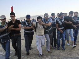 Policías antidisturbios turcos arrestan a varios manifestantes durante las manifestaciones. EFE /