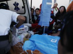 Los heridos son atendidos en tres hospitales en una ciudad cercana. AP /