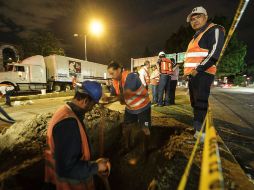 Son 100 trabajadores que distribuidos en tres turnos laboran por parte de la empresa responsable de efectuar los trabajos.  /
