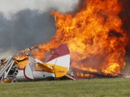 La nave, un mono hélice 450 HP Stearman, estalla en llamas cuando hizo impacto contra la superficie. AP /