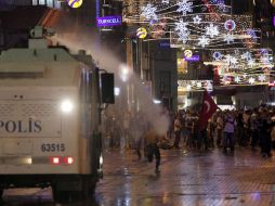 La policía turca usa chorros, gas lacrimógeno y balas de goma para dispersar a miles de manifestantes congregados en la Plaza Taksim. AP /