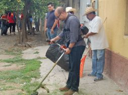El primer edil, junto con funcionarios del Ayuntamiento y habitantes de la delegación, se dieron a la tarea de limpiar las calles. ESPECIAL /