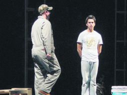 Osvaldo y Orlando se encuentran de manera incidental en el foro de un Teatro abandonado en medio del desierto. ESPECIAL /