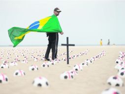 Original protesta. Quinientos balones en Copacabana, representan a las 500 mil personas asesinadas en Brasil en los últimos diez años. AP /