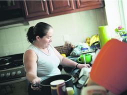 Anita, de 43 años, trabaja como empleada doméstica hace 30; actualmente se dedica a cocinar. EL INFORMADOR /