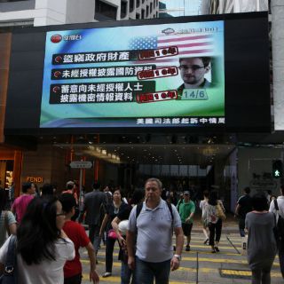 Hong Kong permite a Snowden huir a Moscú