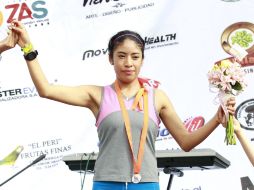 Mayra Sánchez en lo más alto del podio en la rama femenil.  /