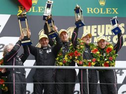 Esta es la foto del equipo OAK Racing en lo más alto del podio. ESPECIAL /