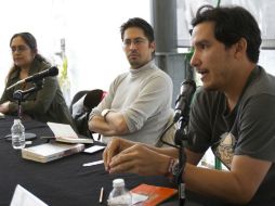 Gabriela Valenzuela (i), José Mariano Leyva (c) y Vicente Alfonso (d) durante la charla. NTX /