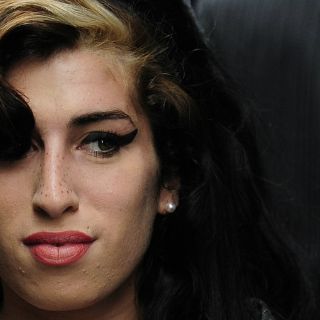 Amy Winehouse murió de bulimia, dice su hermano