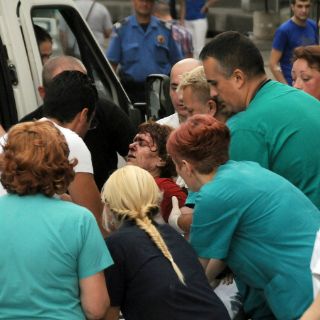 Al menos 16 muertos al precipitarse un autobús a un río