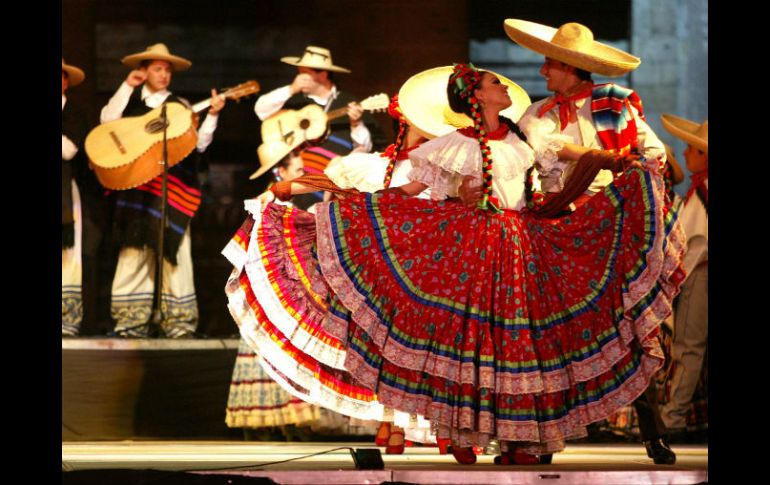 El Ballet Folclórico de la UdeG recibe una buena bienvenida por parte del público en su primera presentación. ARCHIVO /