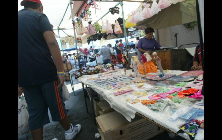 Se pide al Ayuntamiento de Guadalajara imponer orden de raíz en el tianguis ''El Baratillo''. ARCHIVO /