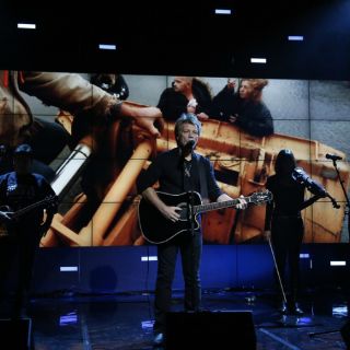 Bon Jovi ayuda a joven para pedir la mano de su novia