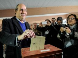 El diputado del opositor Partido Nacional, Pablo Abdala, votó hoy como miles de uruguayos. EFE /